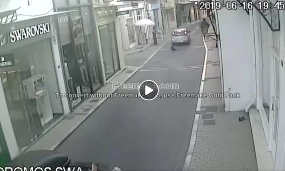 Εξοργιστικό βίντεο: Ασυνείδητος παρασύρει σκυλιά και βρίζει τους αυτόπτες μάρτυρες (βίντεο)
